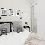 Srodmiescie Modern Krucza By Renters Prestige