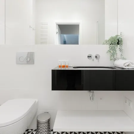 Sunny In The Center With Balcony & Air Conditioning By Renters